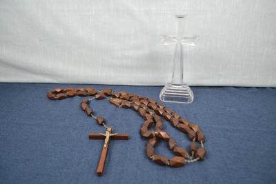 LOT 231. VINTAGE WOOD ROSARY 63" LONG AND GLASS CROSS