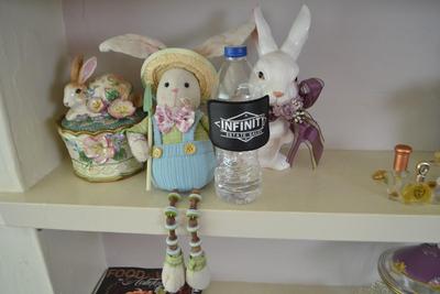 LOT 239. EASTER DECOR
