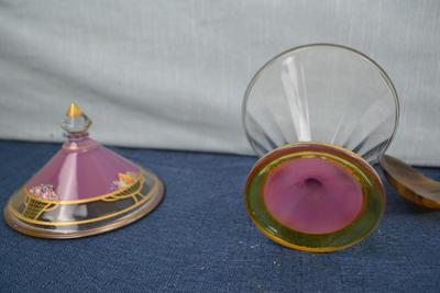 LOT 302 PINK GLASS CONE JAR WITH LID AND DECORATIVE SPOON