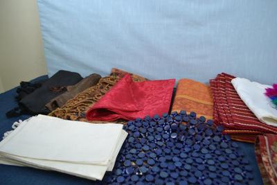 LOT 310.      16 PLACEMATS, 4 TABLE RUNNERS, 1 TABLE CLOTH