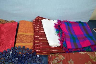 LOT 310.      16 PLACEMATS, 4 TABLE RUNNERS, 1 TABLE CLOTH