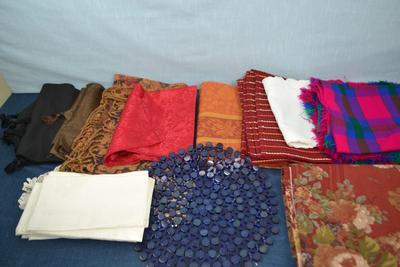 LOT 310.      16 PLACEMATS, 4 TABLE RUNNERS, 1 TABLE CLOTH