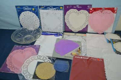 LOT 318. PAPER DOILIES