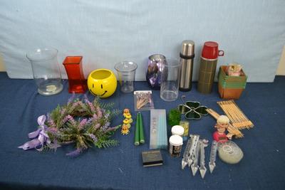 LOT 319 HOME DECOR AND TWO THERMOS