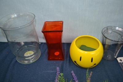 LOT 319 HOME DECOR AND TWO THERMOS