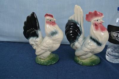 LOT 323.  VINTAGE DECORATIVE CHICKENS BY ROYAL COPLEY