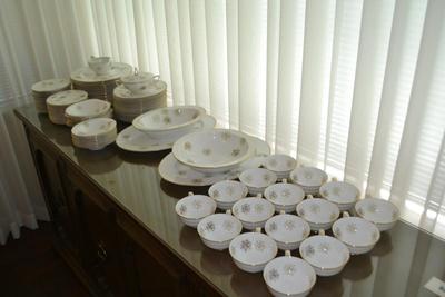LOT 325. VINTAGE MID CENTURY MODERN NORITAKE SNOWFLAKE FINE CHINA SET