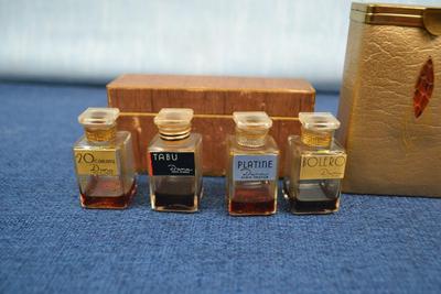 LOT 345 VINTAGE PERFUME SET AND CIGARETTE CASE