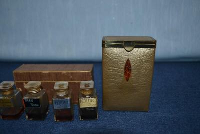 LOT 345 VINTAGE PERFUME SET AND CIGARETTE CASE