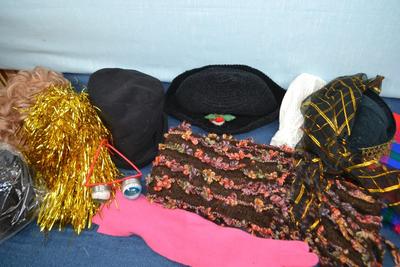 LOT 353 HAT, GLOVES AND GLASSES