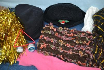 LOT 353 HAT, GLOVES AND GLASSES