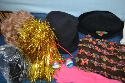 LOT 353 HAT, GLOVES AND GLASSES