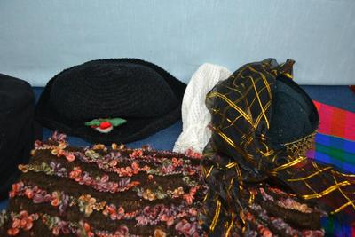 LOT 353 HAT, GLOVES AND GLASSES
