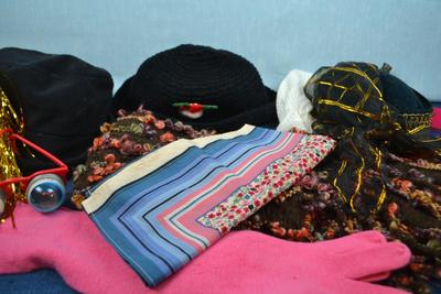 LOT 353 HAT, GLOVES AND GLASSES