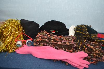 LOT 353 HAT, GLOVES AND GLASSES