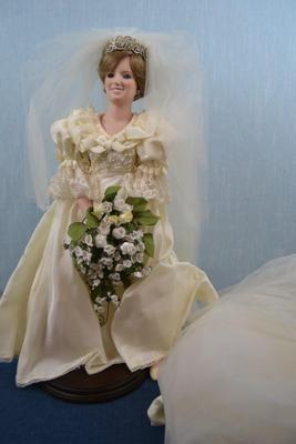 LOT 361. THE PRINCESS DIANA BRIDE DOLL BY DANBURY MINT IN BOX