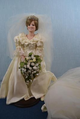 LOT 361. THE PRINCESS DIANA BRIDE DOLL BY DANBURY MINT IN BOX