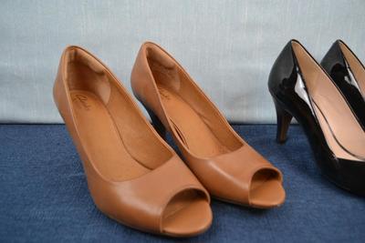 LOT 378. SIZE 8 CLARKS LADIES SHOES