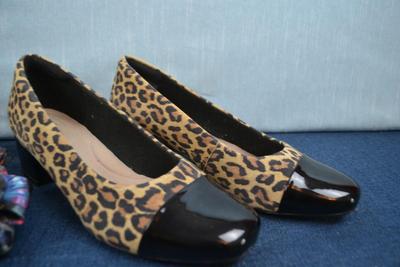 LOT 381. LADIES SHOES SIZE 8 1/2