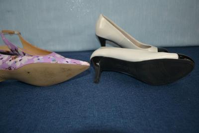 LOT 382. SIZE 8 LADIES SHOES