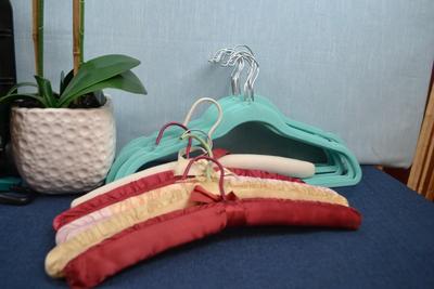 LOT 385. HOME DECOR ARTIFICIAL PLANT, HANGERS AND LUGGAGE CART