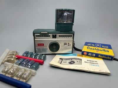 Vintage Kodak Hawkeye Instamatic Camera with Flashbulb Attachment & Bulbs