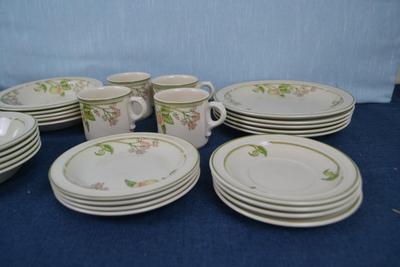 LOT 430. VINTAGE WEDGWOOD WILD APPLE DINNERWARE SET