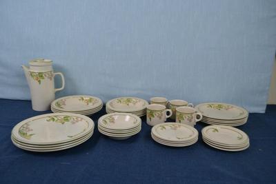 LOT 430. VINTAGE WEDGWOOD WILD APPLE DINNERWARE SET