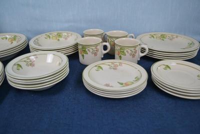 LOT 430. VINTAGE WEDGWOOD WILD APPLE DINNERWARE SET