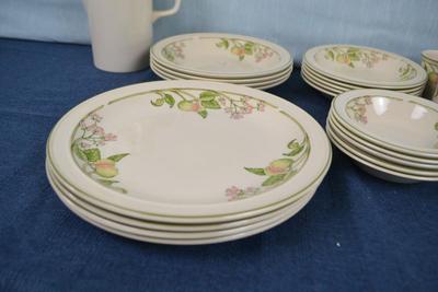 LOT 430. VINTAGE WEDGWOOD WILD APPLE DINNERWARE SET