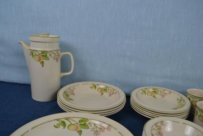 LOT 430. VINTAGE WEDGWOOD WILD APPLE DINNERWARE SET