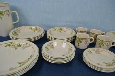 LOT 430. VINTAGE WEDGWOOD WILD APPLE DINNERWARE SET