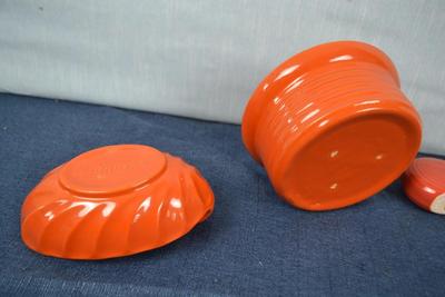 LOT 433. ORANGE BOWLS AND SALT AND PEPPER (NON BRANDED)