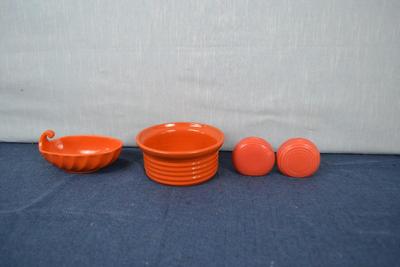 LOT 433. ORANGE BOWLS AND SALT AND PEPPER (NON BRANDED)