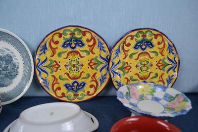 LOT 434. VARIETY OF PLATES AND BOWLS