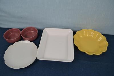 LOT 439. SERVING PLATE, SERVING BOWL AND PLATE