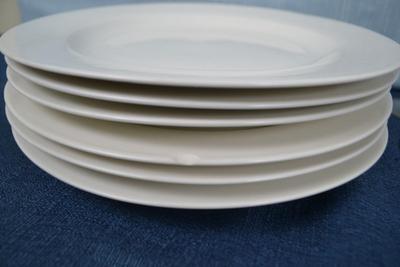 LOT 440. VARIETY OF WINE GLASSES AND PLATES
