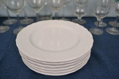 LOT 440. VARIETY OF WINE GLASSES AND PLATES