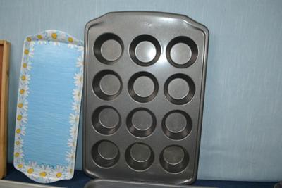 LOT 444 TRAYS, COOKIE SHEETS, MUFFIN PANS