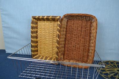 LOT 452. KITCHEN ITEMS AND SALT AND PEPPER SHAKERS