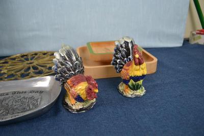 LOT 452. KITCHEN ITEMS AND SALT AND PEPPER SHAKERS