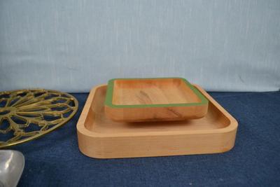 LOT 452. KITCHEN ITEMS AND SALT AND PEPPER SHAKERS