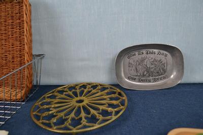 LOT 452. KITCHEN ITEMS AND SALT AND PEPPER SHAKERS