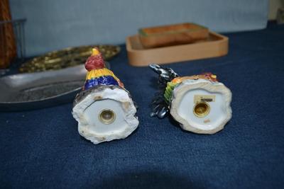LOT 452. KITCHEN ITEMS AND SALT AND PEPPER SHAKERS