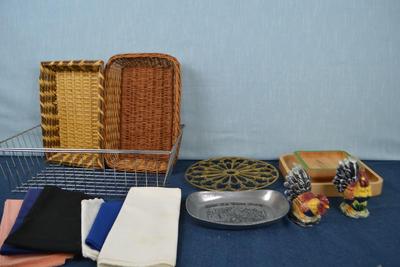 LOT 452. KITCHEN ITEMS AND SALT AND PEPPER SHAKERS