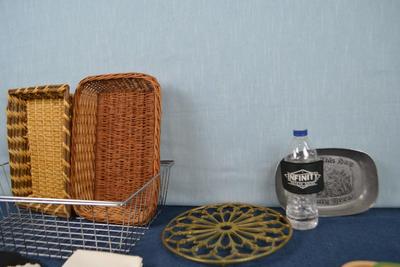 LOT 452. KITCHEN ITEMS AND SALT AND PEPPER SHAKERS