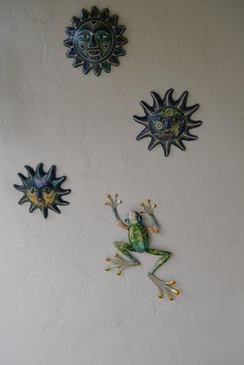 LOT 462. OUTDOOR WALL DECOR
