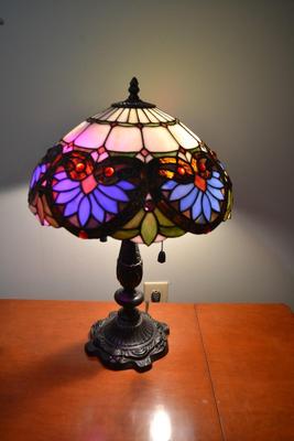 LOT 466. TIFFANY STYLE TABLE LAMP