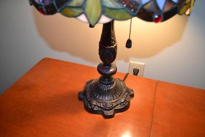 LOT 466. TIFFANY STYLE TABLE LAMP