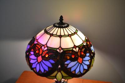 LOT 466. TIFFANY STYLE TABLE LAMP
